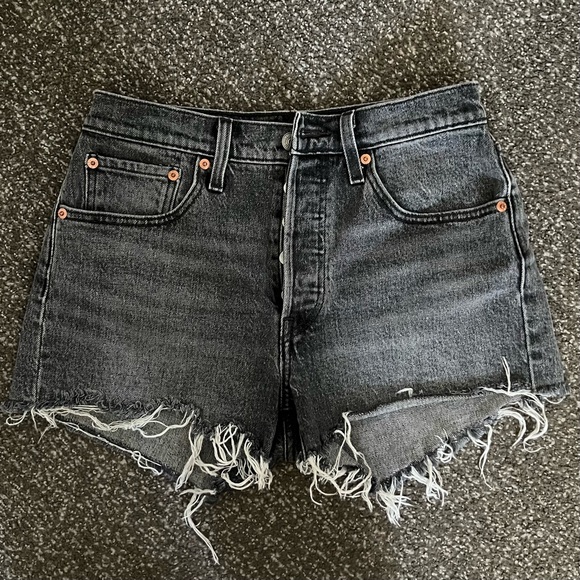 Levi’s 501 Shorts - Picture 1 of 3